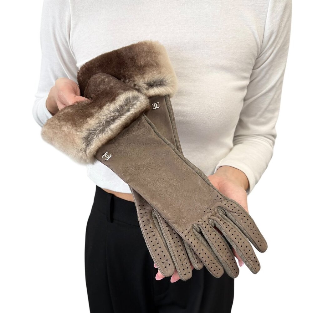 CHANEL Vintage CC Logo Lambskin Long Gloves Fur Trim #7.5 Gray Beige [106463]